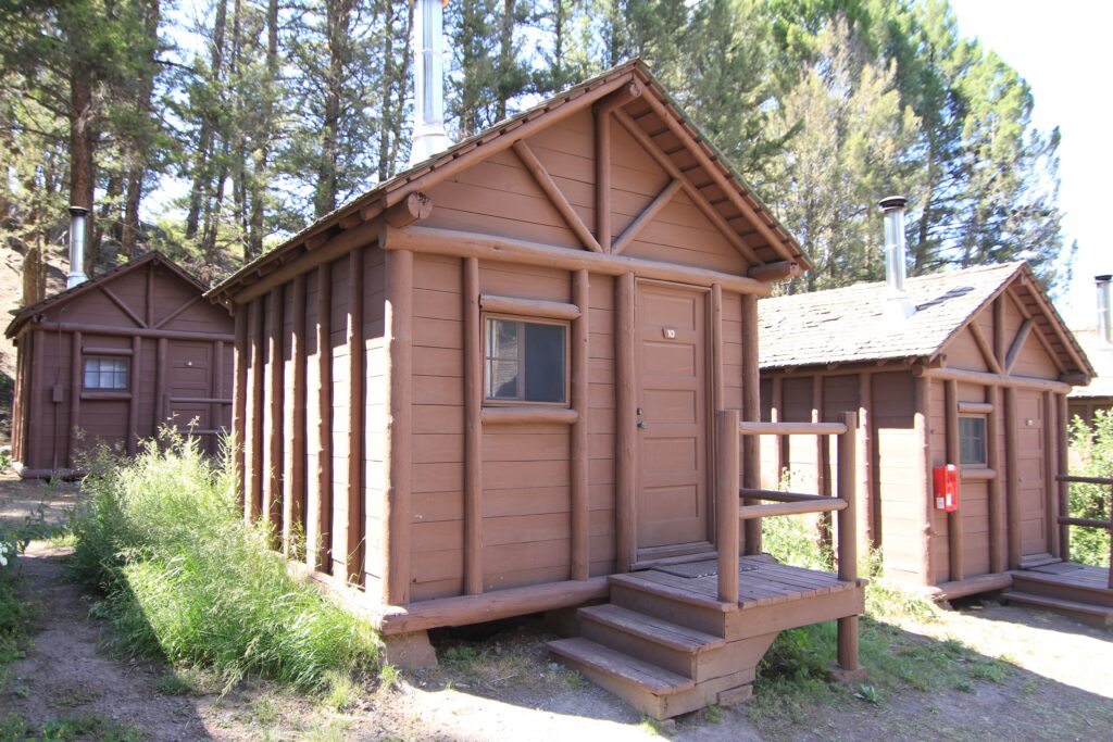 roosevelt-cabin-yellowstone-national-park