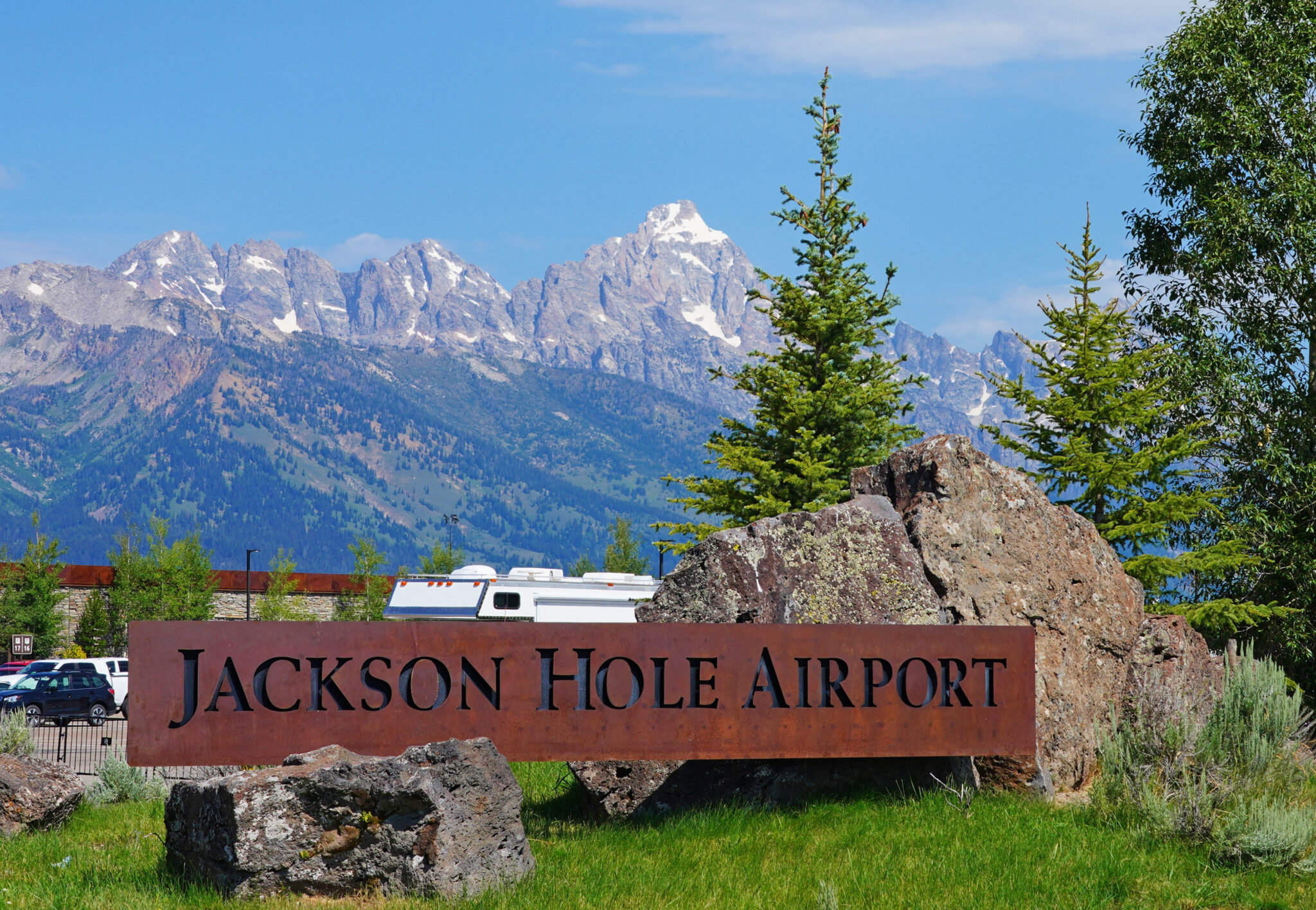 Yellowstone National Park Wyoming Airport nationalparksdiscoverytravelguide.com